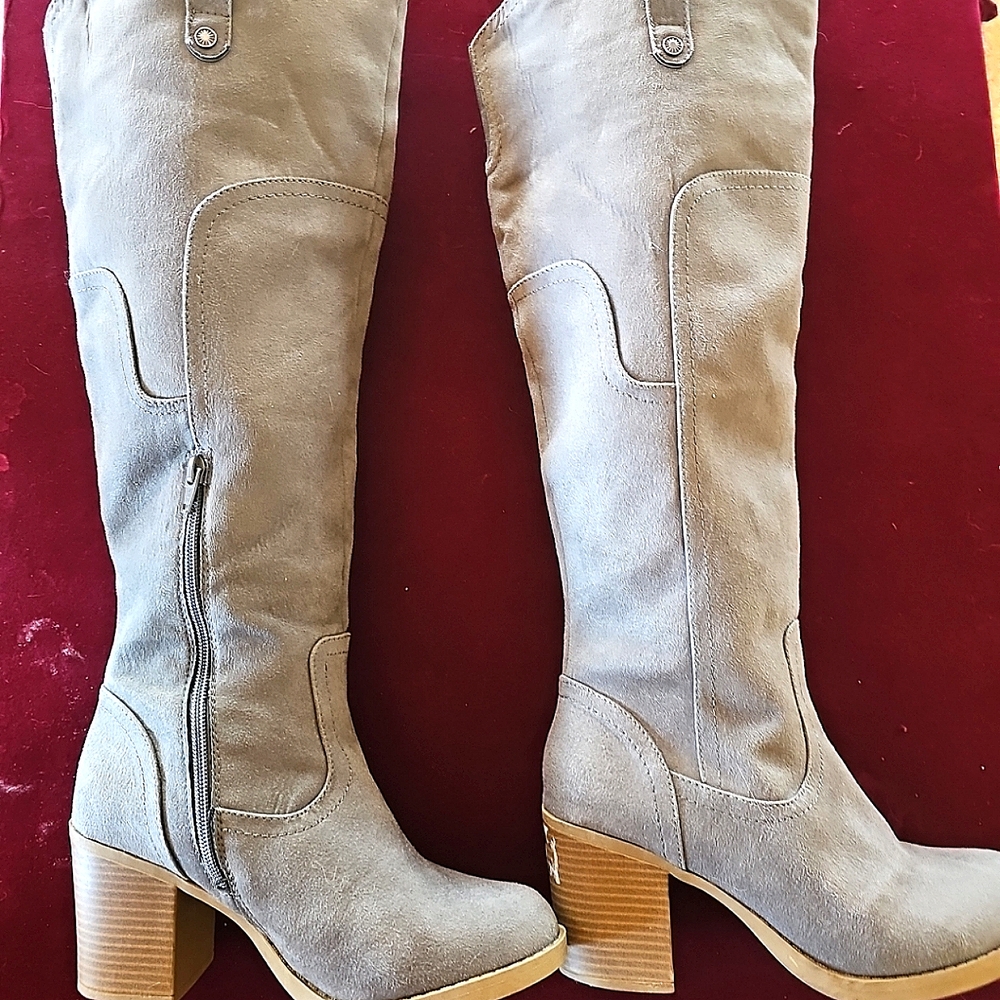 **New** Kohl's grey boots size 8 $25
